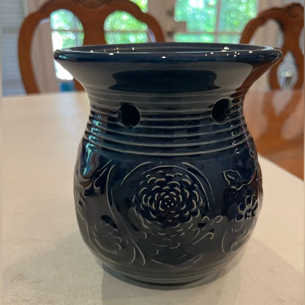 Yankee Candle Dark Navy Blue Chrysanthemum style floral oil warmer.